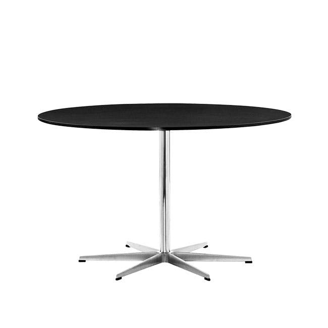 프리츠한센 서큘러 테이블 A826 (145cm) - 블랙 스탠다드 라미네이트 새틴 알루미늄 엣지 베이스 00972